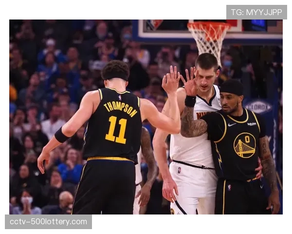 战术通讯：勇士“库追挡拆”经典重现，率队完成20分大逆转